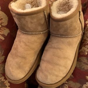 Comfy Uggs Classic Mini Women’s Bootie Size 8